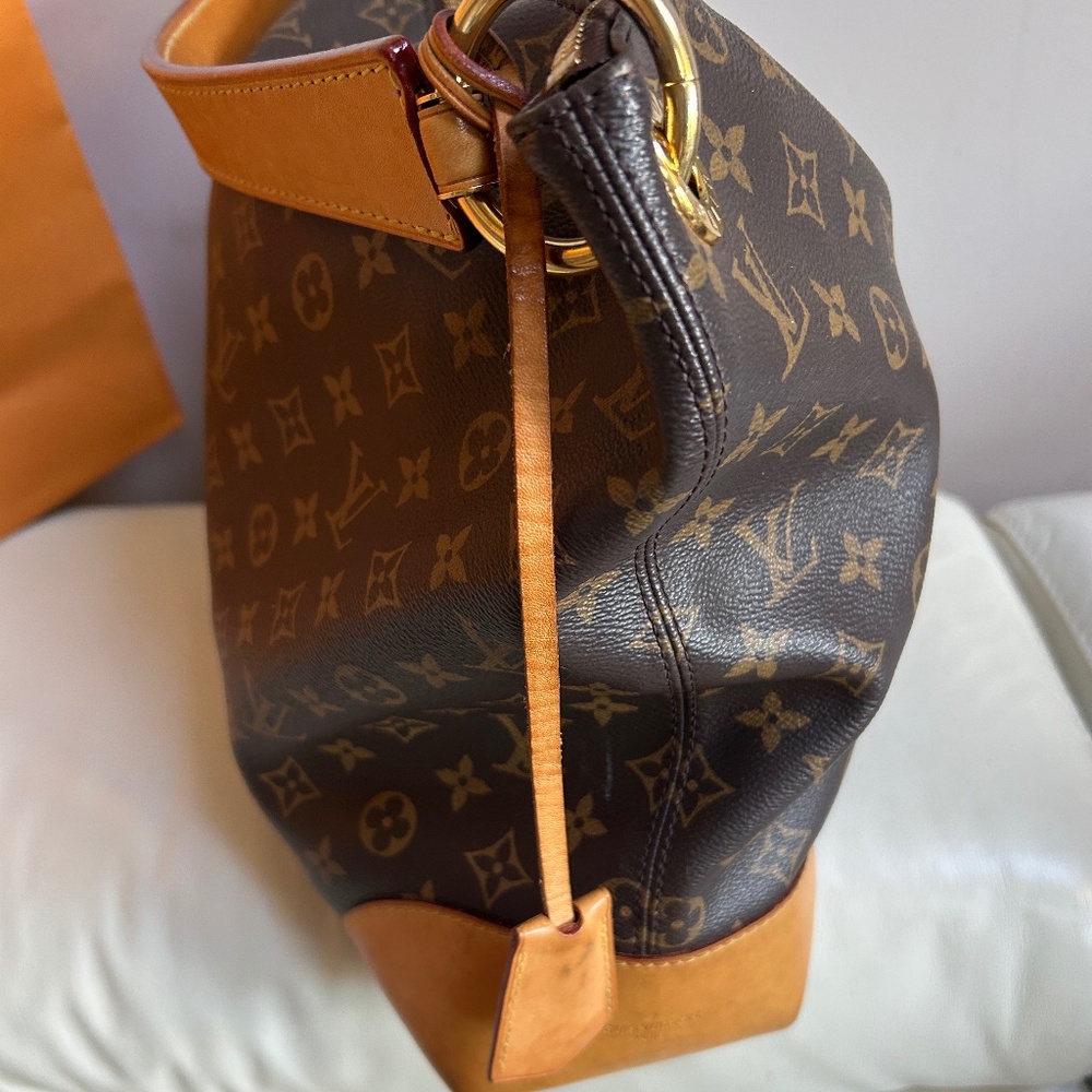 DISCONTINUED š¤š§”Louis Vuitton BERRI authentic huge stunning hobo š¼ - Picture 6 of 16